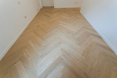 pavimento in parquet a spina italiana in rovere